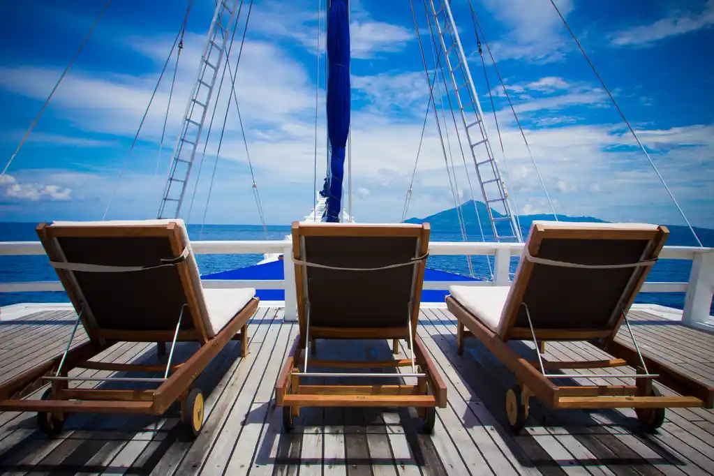 Deck Chairs Ombak Putih Indonesia Seatrek